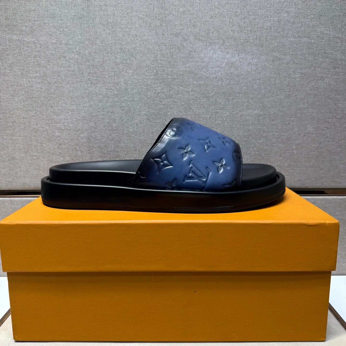 ⬛️Men's shoes 💰p400 [LV～] Men's casual slippers 2025z cabinet sales simultaneously 🔶Size: 39-44#️⃣ 🔷4 colors🔜The upper is made of cowhide stitching➕Genuine leather lining, comfortable and breathable, sole: original comfortable and wear-resistant outsole, ⚠️Real 📱Photographed🎬The real thing is better📢📢📢